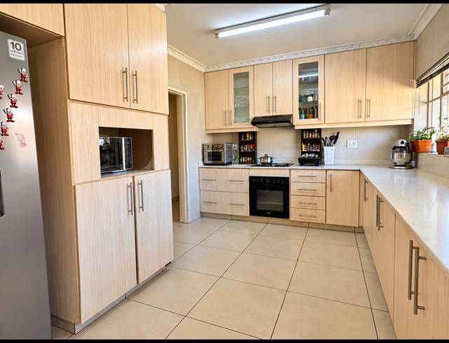 5 BEDROOM HOUSE FOR SALE IN VAALPARK